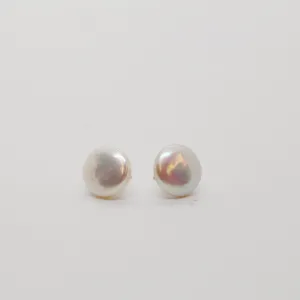 White Coin Pearl Stud Earrings in Yellow Gold E130