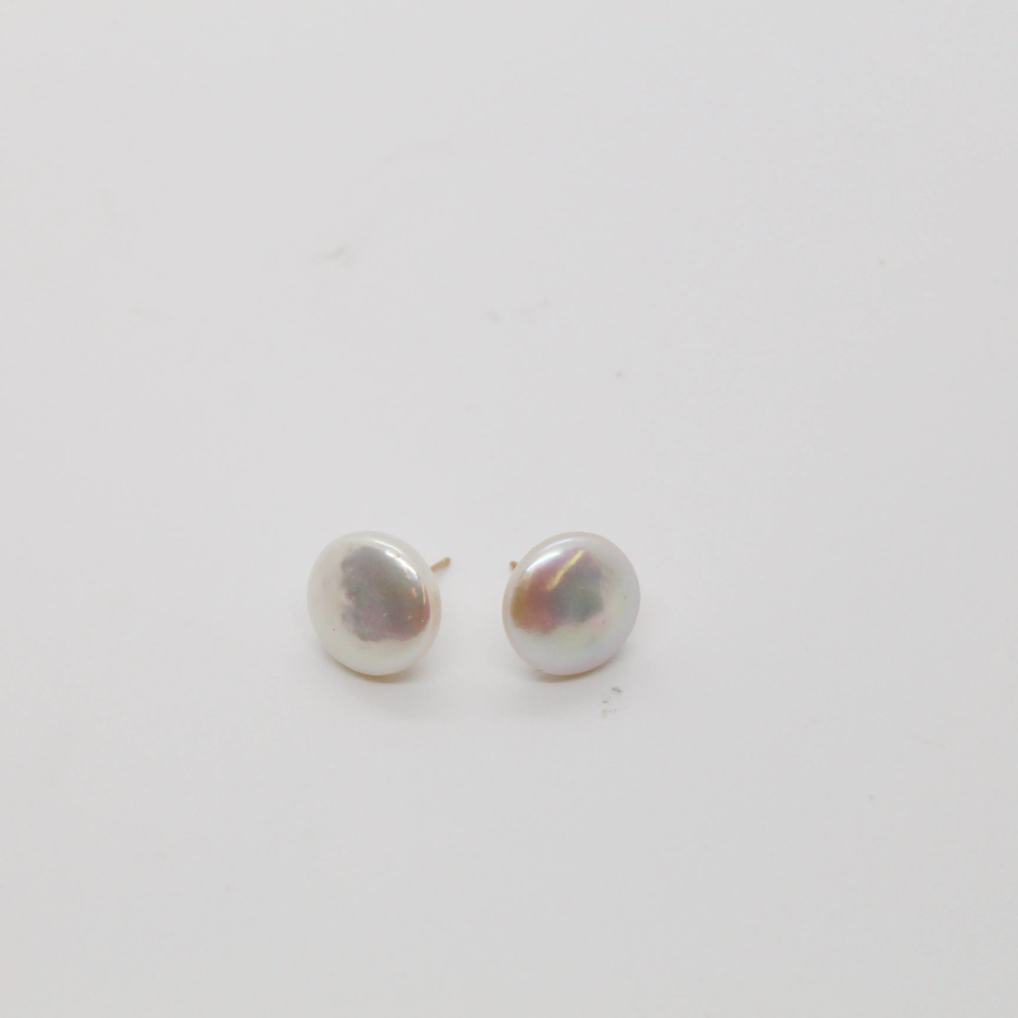 White Coin Pearl Stud Earrings in Yellow Gold E130