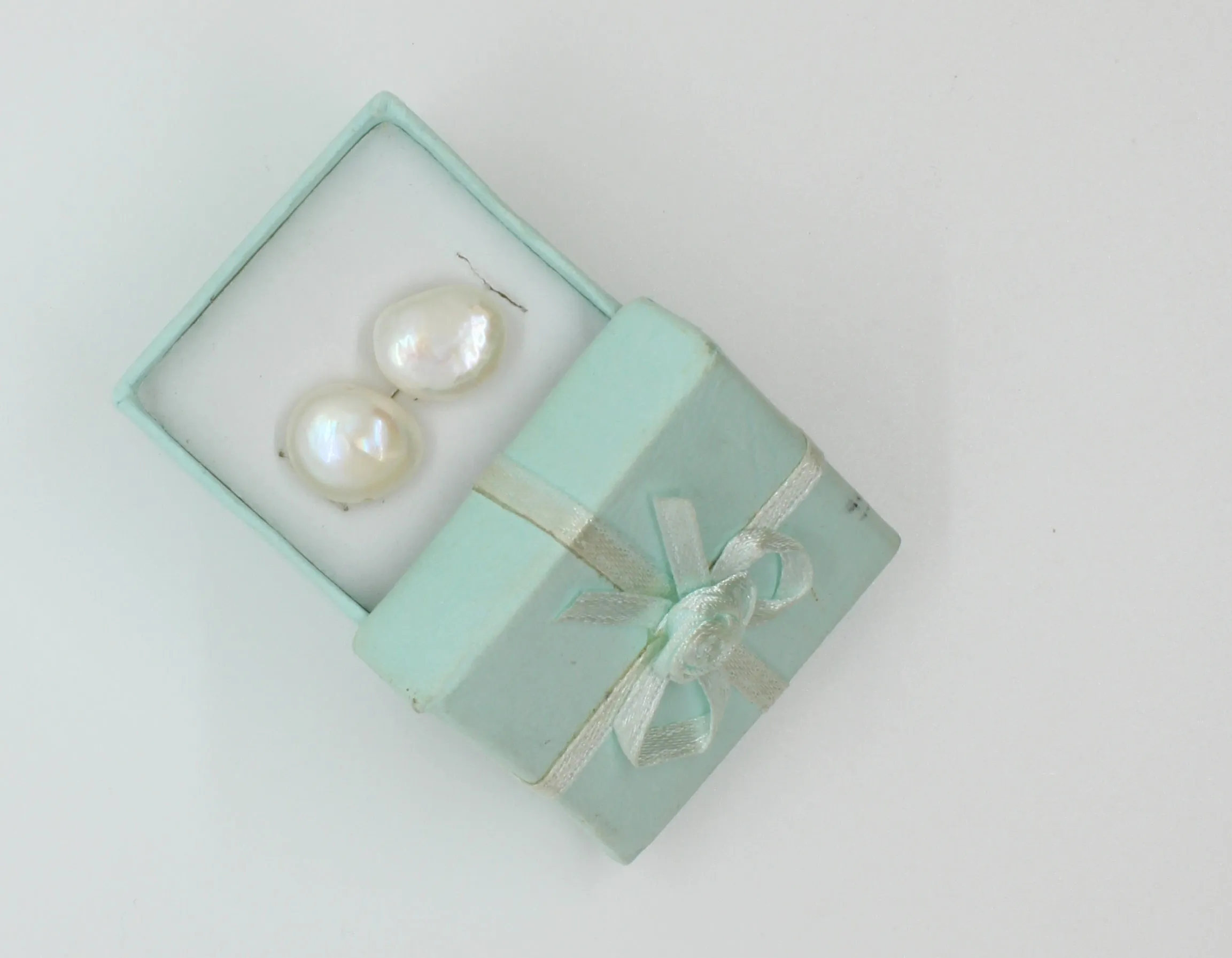 White Coin Pearl Stud Earrings in Yellow Gold E130