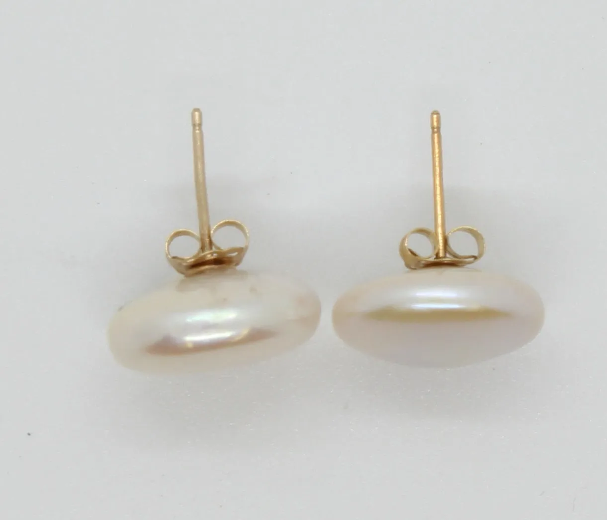 White Coin Pearl Stud Earrings in Yellow Gold E130